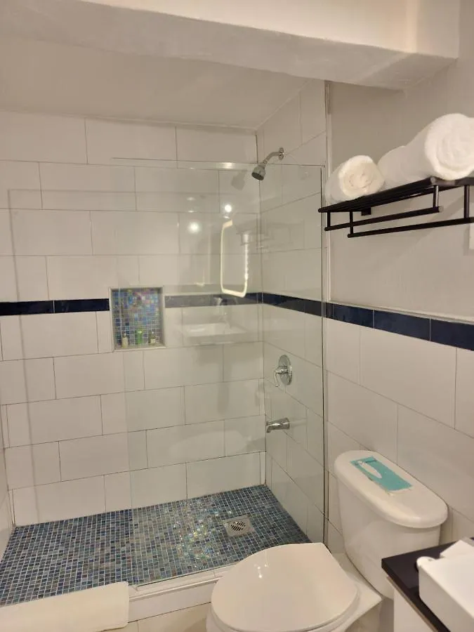 Luxe Beach Resort Discovery Bay 2*,