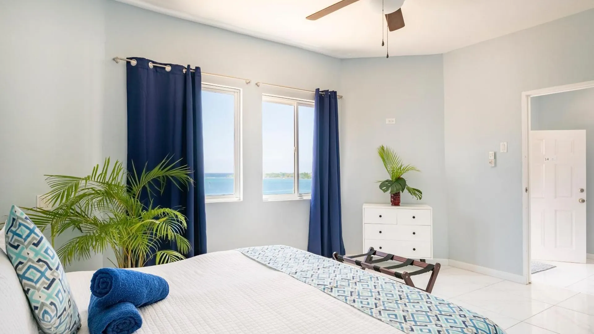 Luxe Beach Resort Discovery Bay Aparthotel