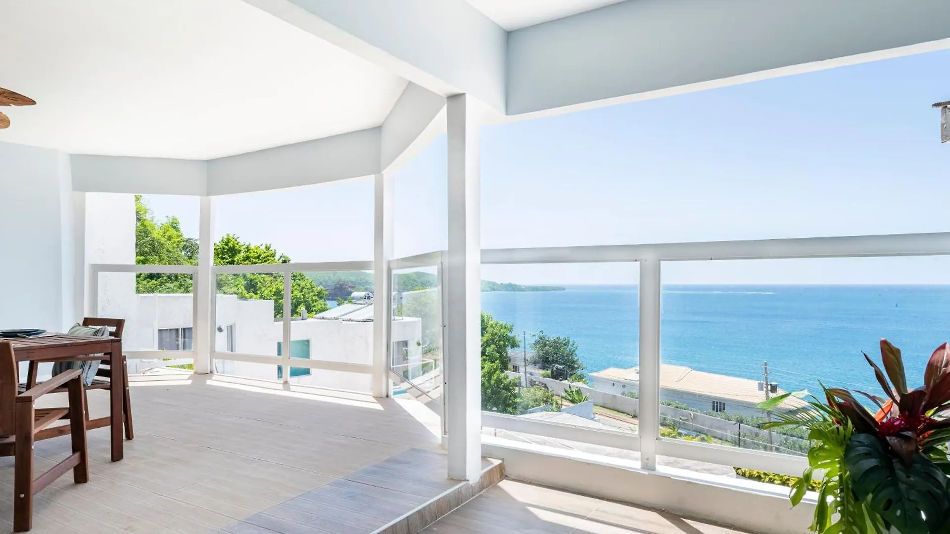 Aparthotel Luxe Beach Resort Discovery Bay