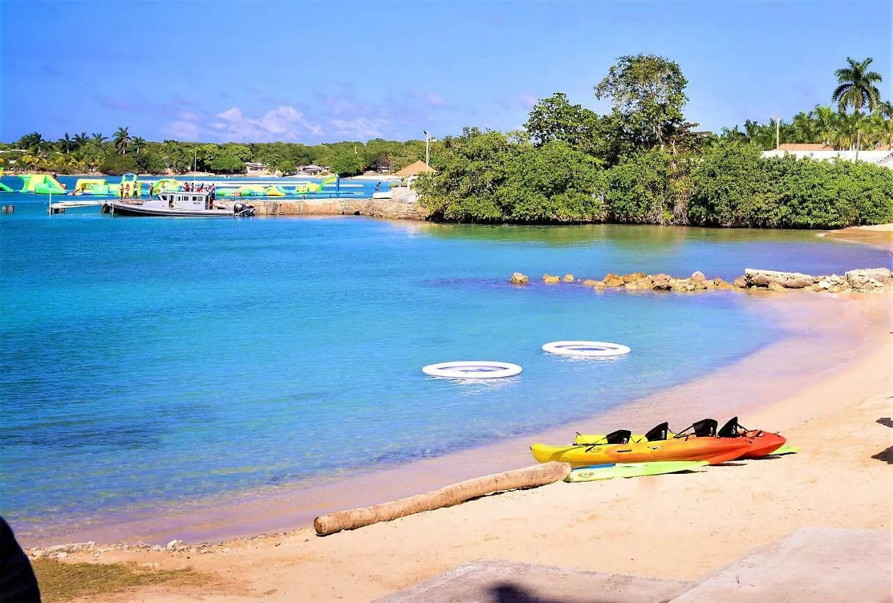 Luxe Beach Resort Discovery Bay 2*,